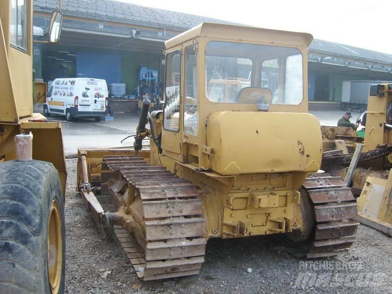 CAT D4 Гусеничные бульдозеры