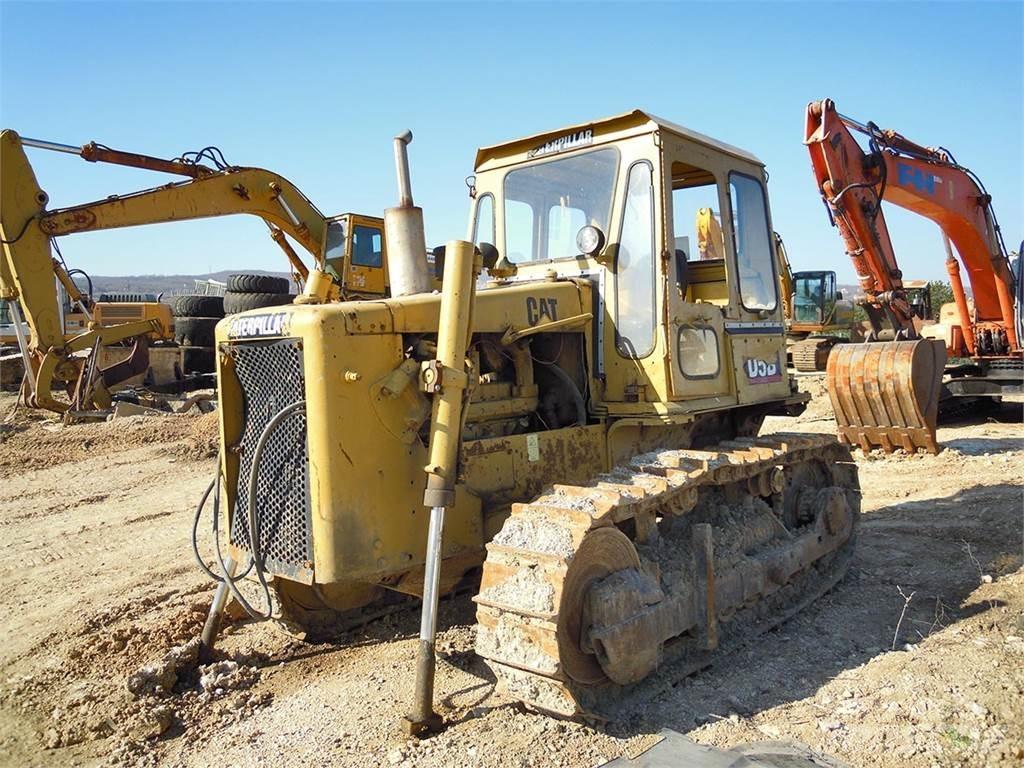 CAT D5B Гусеничные бульдозеры