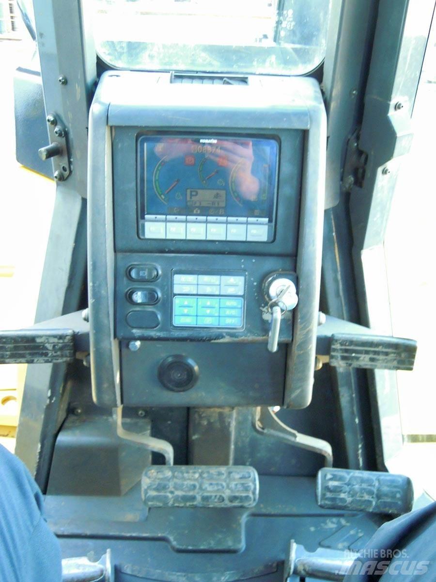 Komatsu D155AX-6 Гусеничные бульдозеры