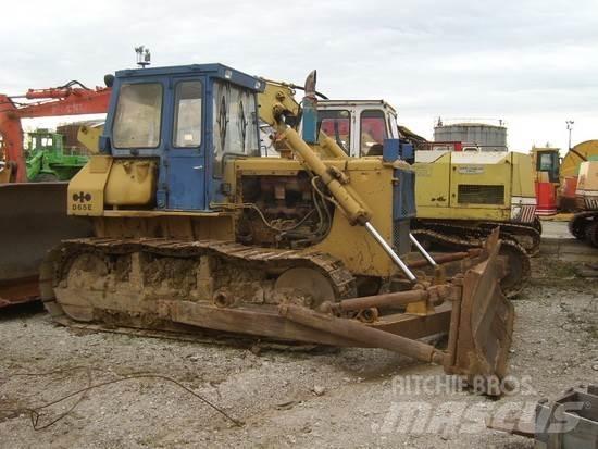 Komatsu D65E-8 Гусеничные бульдозеры