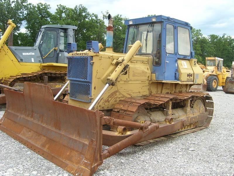 Komatsu D65E-8 Гусеничные бульдозеры