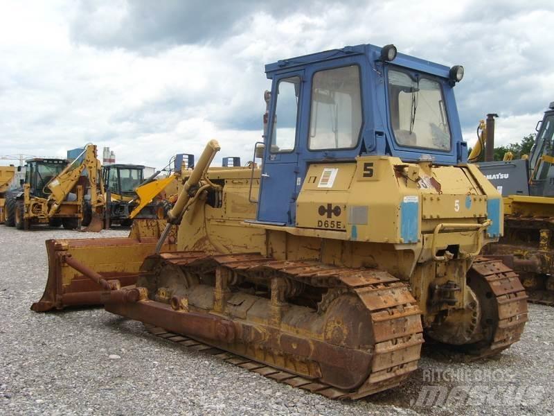 Komatsu D65E-8 Гусеничные бульдозеры