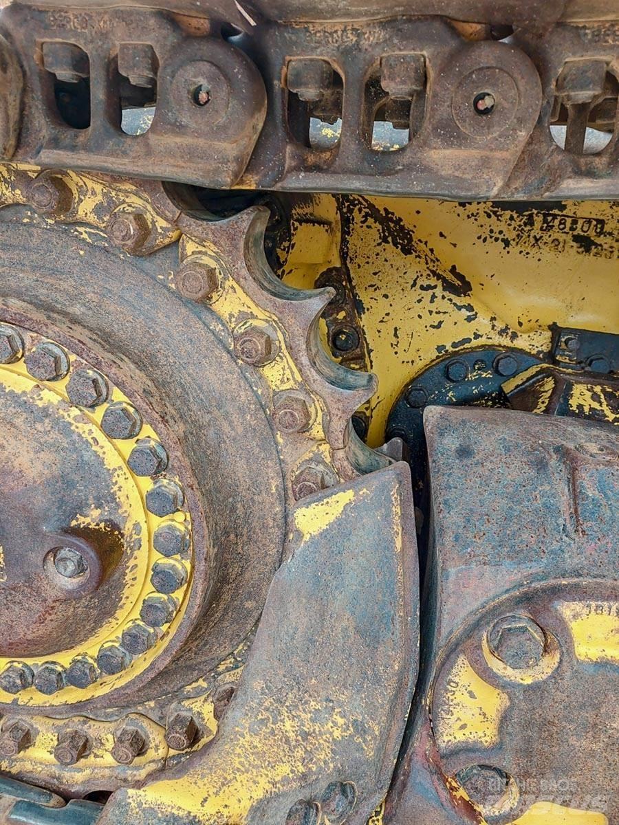 Komatsu D65PX-17 Гусеничные бульдозеры