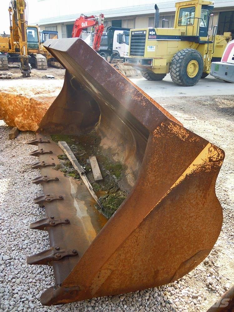 Komatsu WA500-1 Фронтальные погрузчики