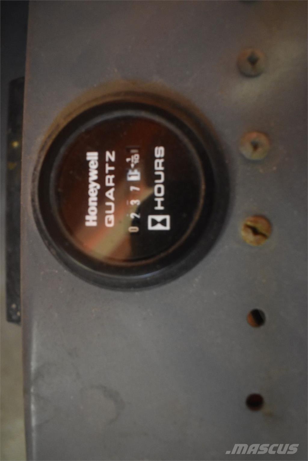 SkyJack SJ-III 3220 Коленчатые подъемники