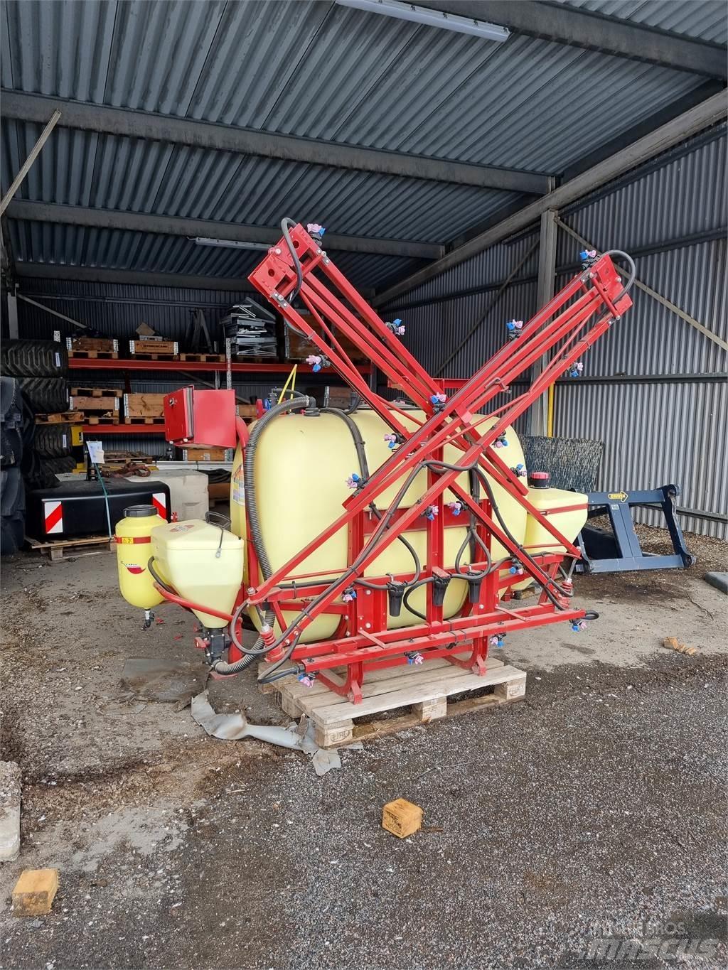 Hardi 800 Прицепные опрыскиватели