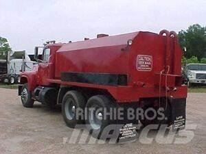 Mack R690ST Поливочные машины