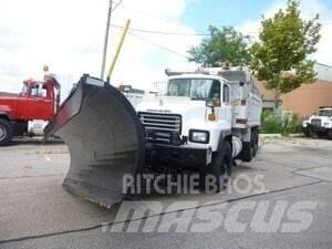 Mack RD688S Снежные отвалы и плуги