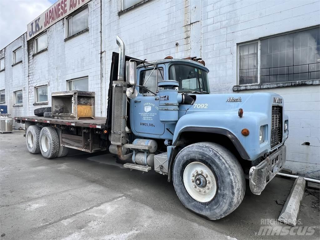 Mack RD690S Коммунальные машины