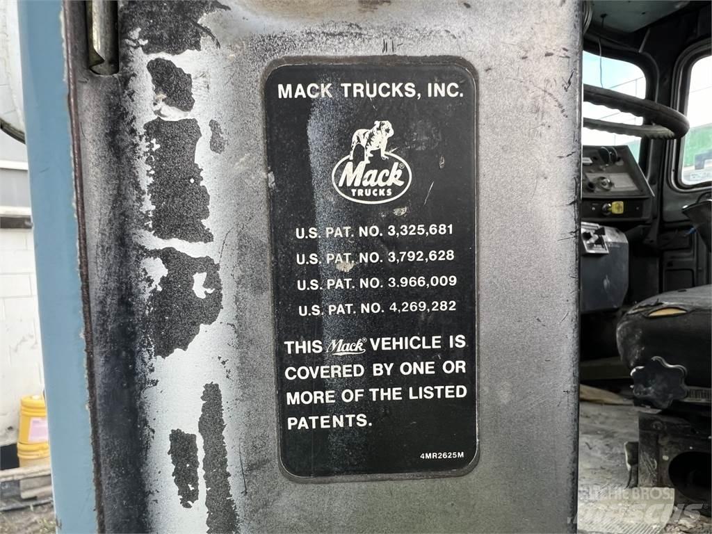 Mack RD690S Коммунальные машины