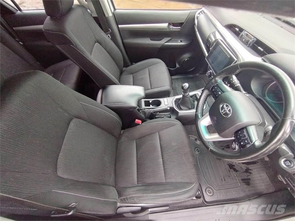 Toyota Hilux Бортовые фургоны
