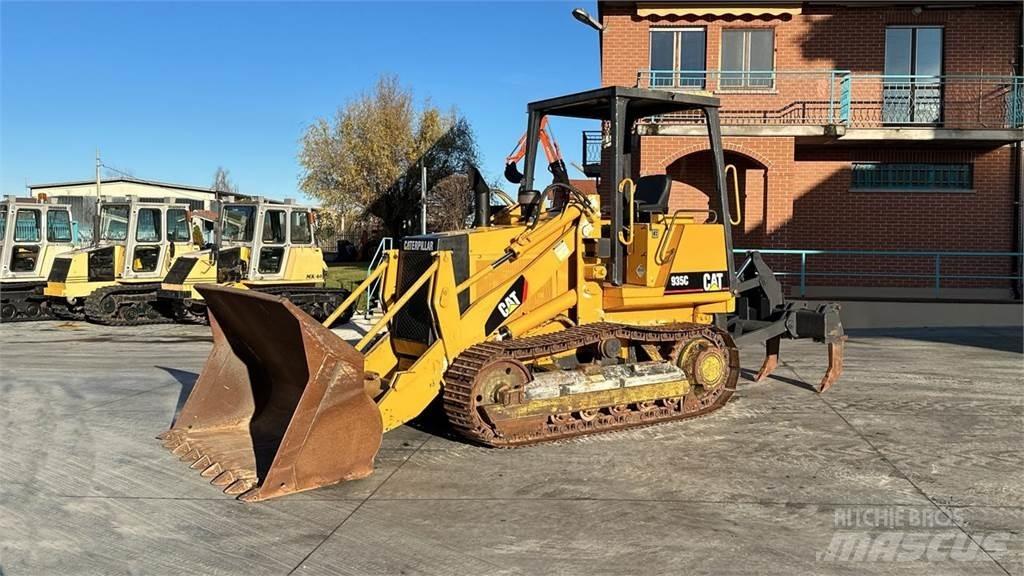 CAT 935C Фронтальные погрузчики