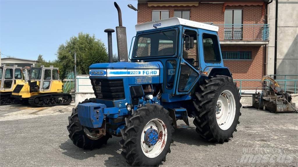 Ford 7700 4X4 Снежные отвалы и плуги