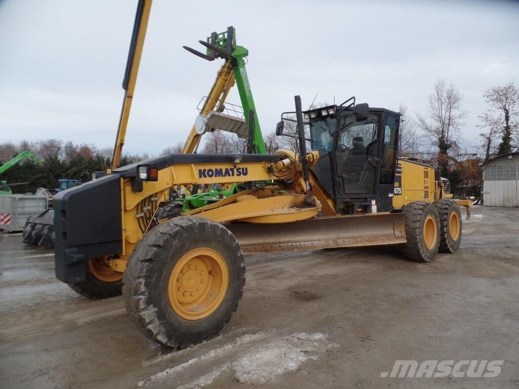 Komatsu GD675-5 Гусеничные бульдозеры