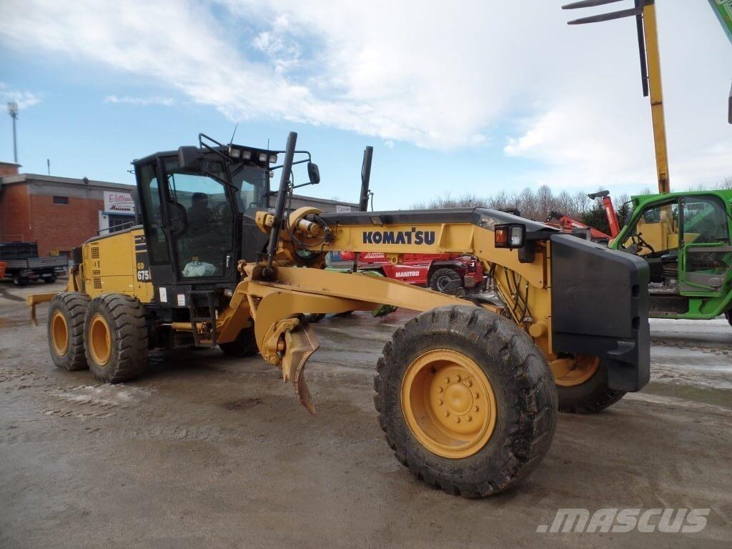Komatsu GD675-5 Гусеничные бульдозеры