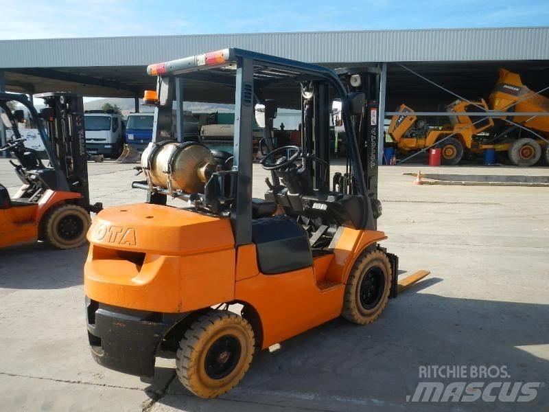 Toyota 7FG25 Другие складские механизмы