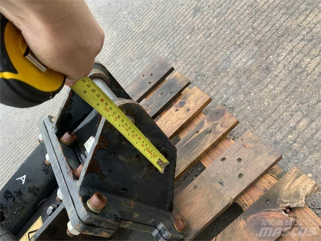 JCB HM012T Breaker Сельхозтехника - Другие