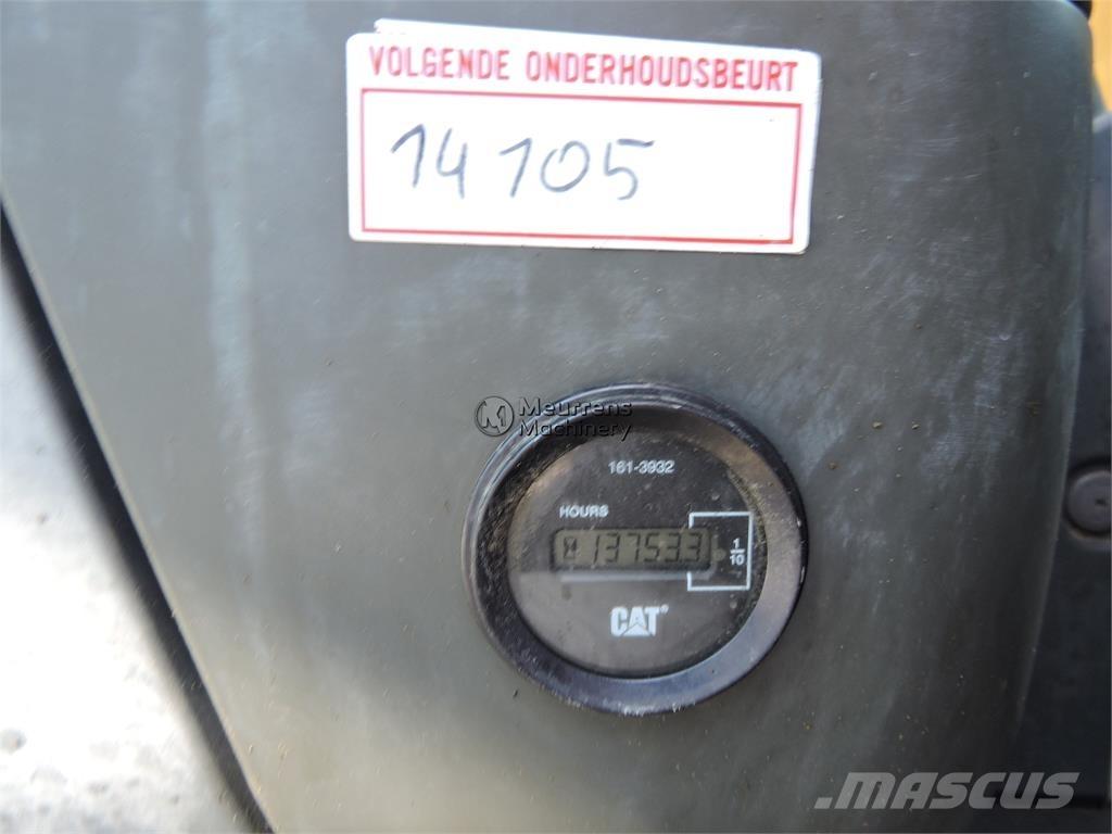 CAT 323D Гусеничные экскаваторы