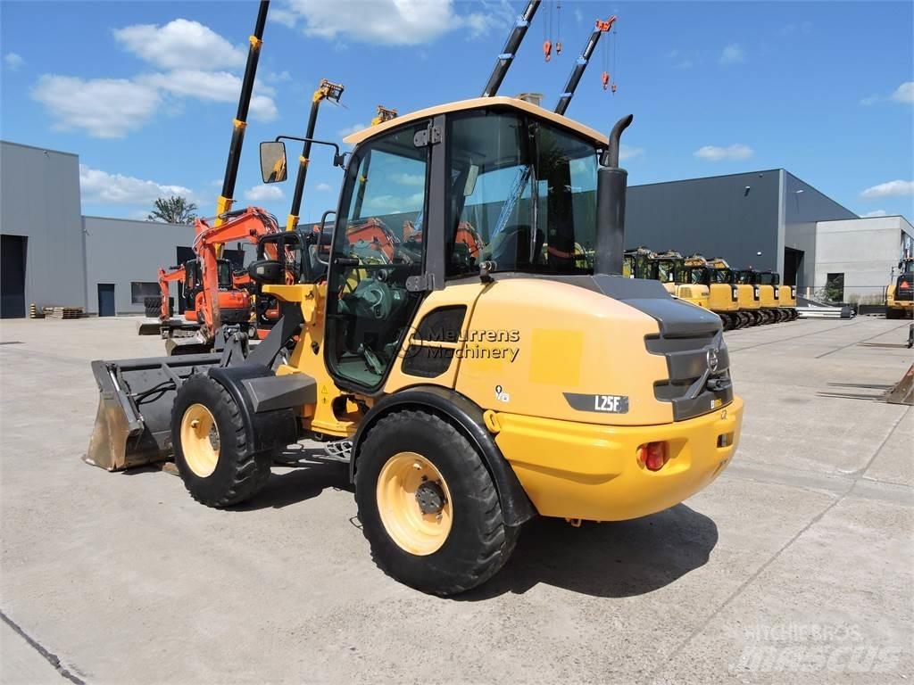Volvo L25F + FORK Фронтальные погрузчики