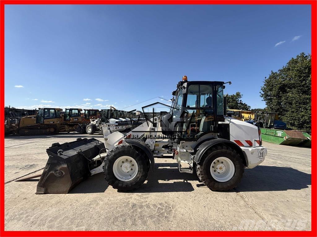 CAT 908M Фронтальные погрузчики