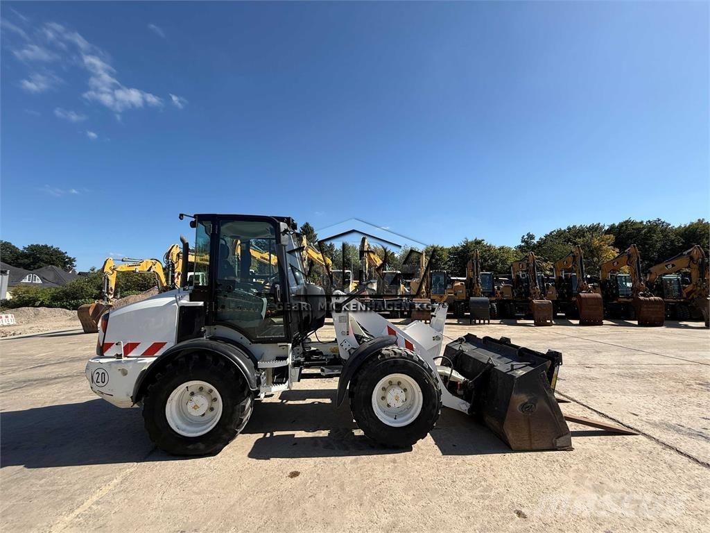 CAT 908M Фронтальные погрузчики