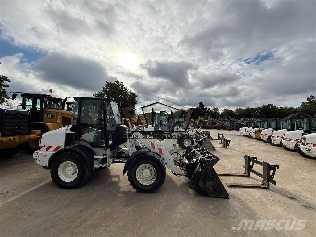 CAT 908M Фронтальные погрузчики