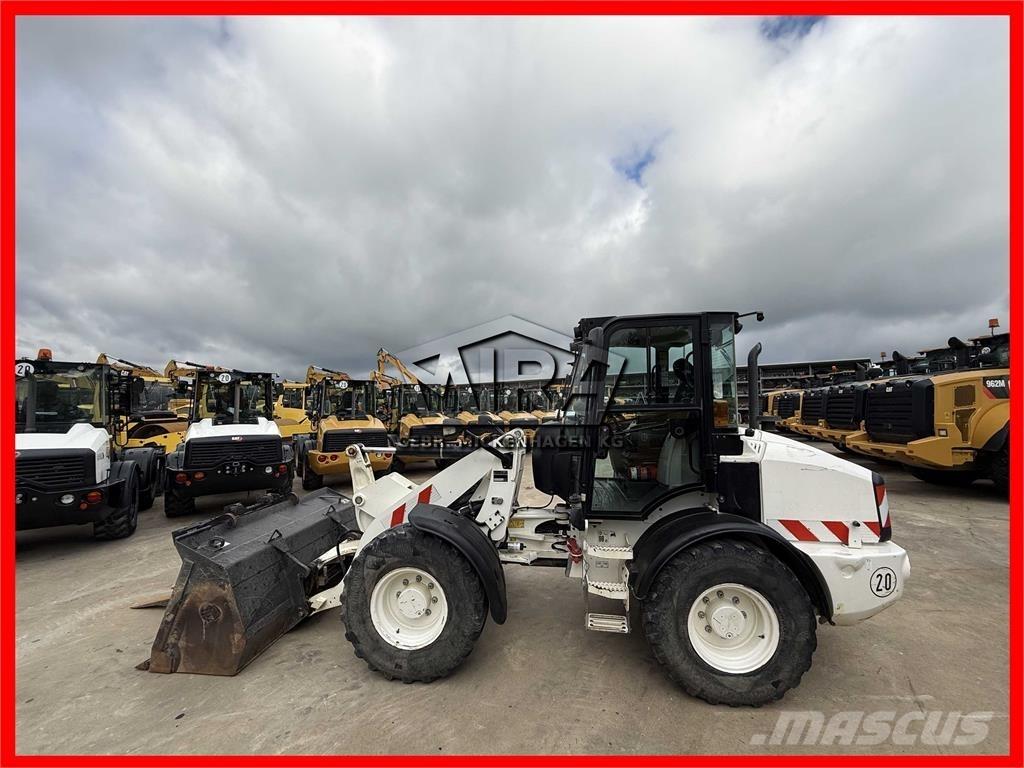 CAT 908M Фронтальные погрузчики