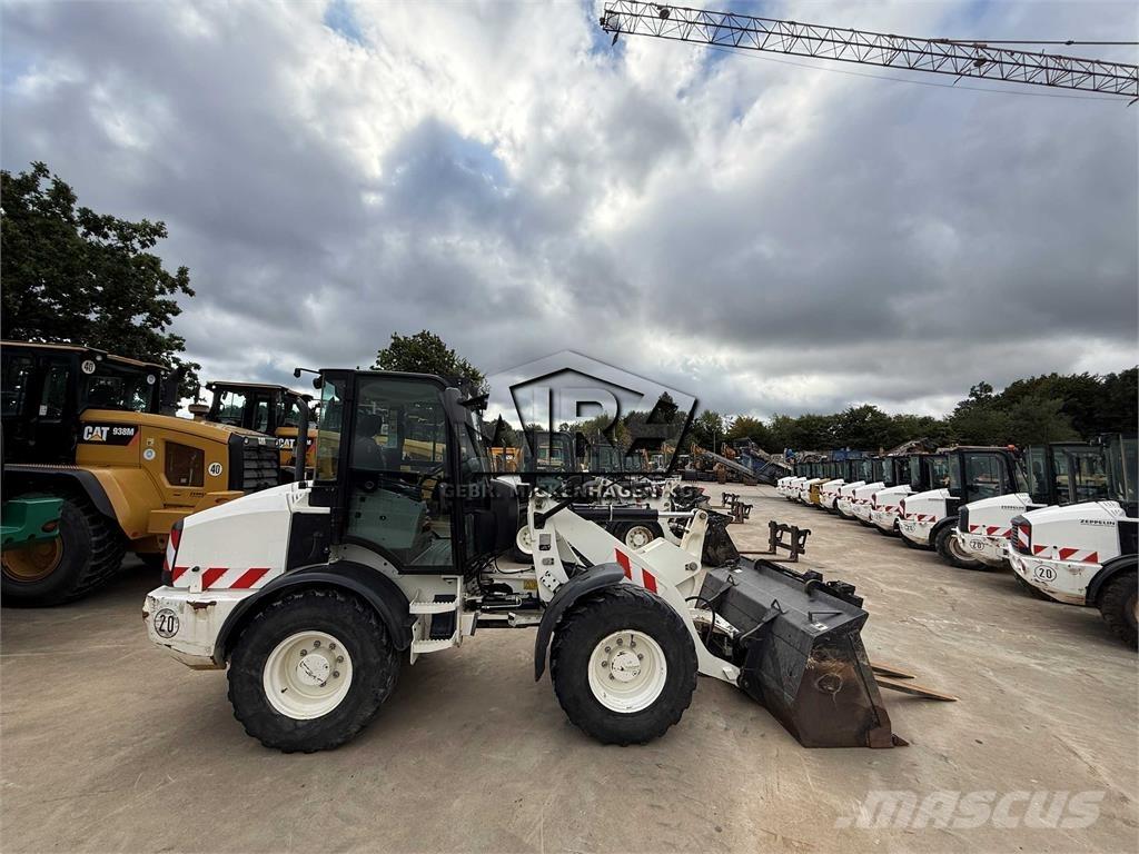 CAT 908M Фронтальные погрузчики
