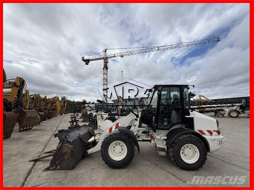 CAT 908M Фронтальные погрузчики