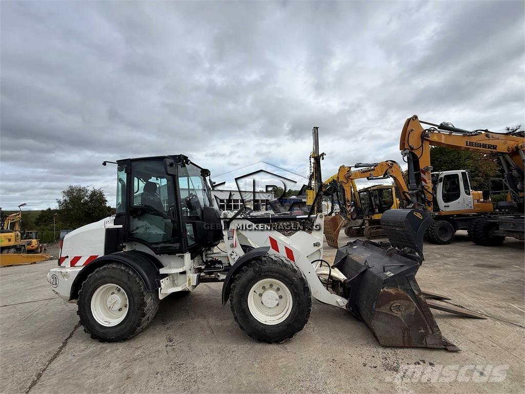 CAT 908M Фронтальные погрузчики