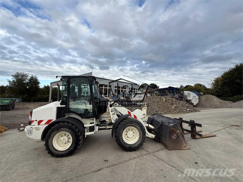 CAT 908M Фронтальные погрузчики