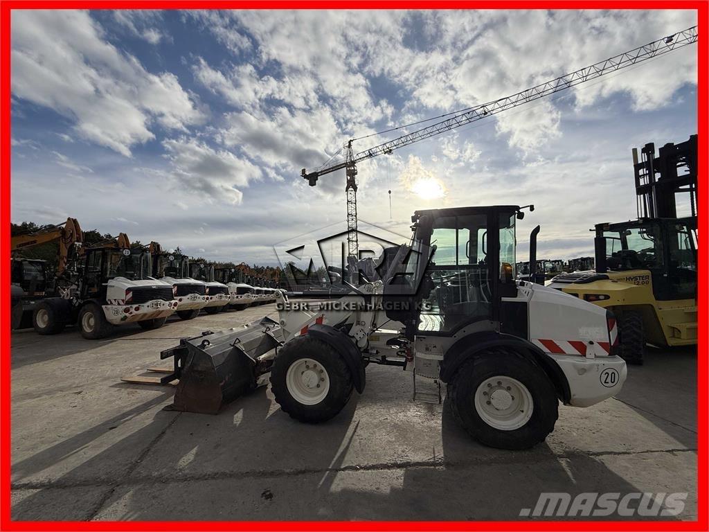 CAT 908M Фронтальные погрузчики
