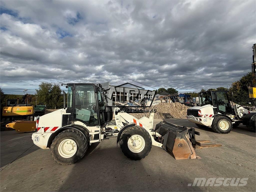 CAT 908M Фронтальные погрузчики