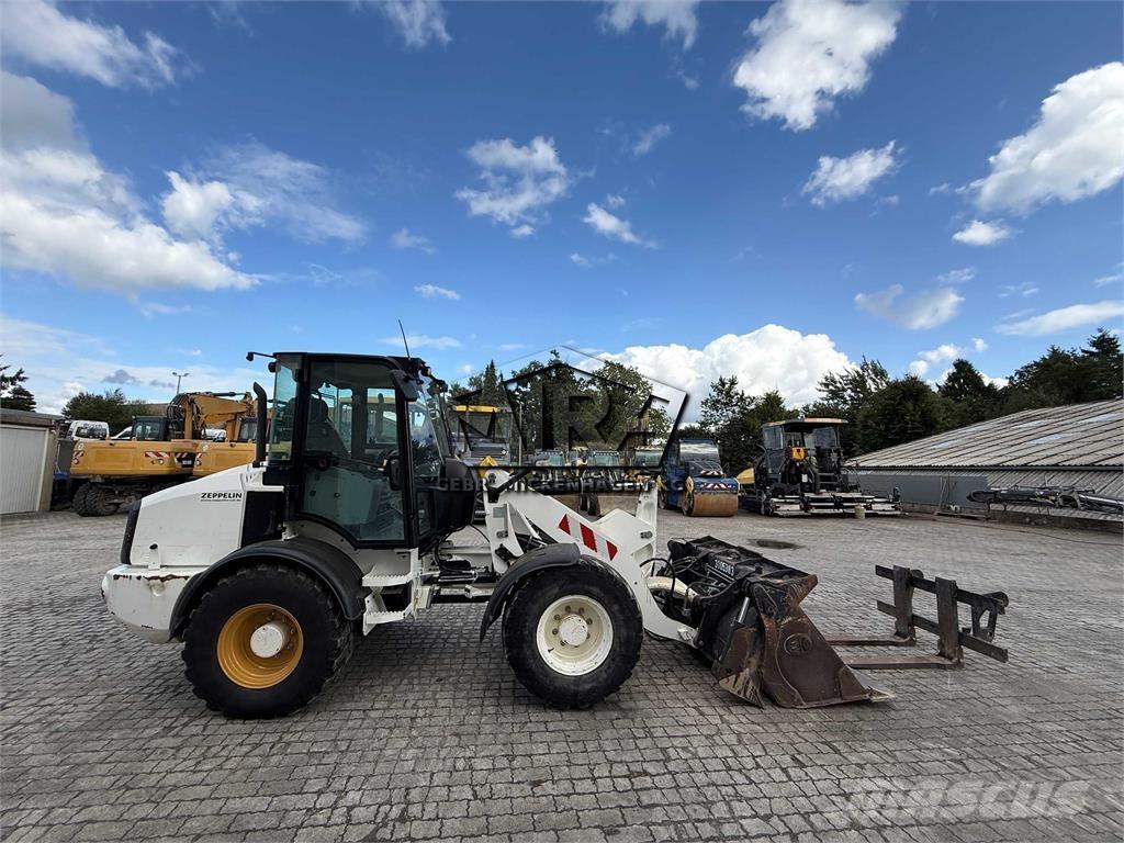 CAT 908M Фронтальные погрузчики