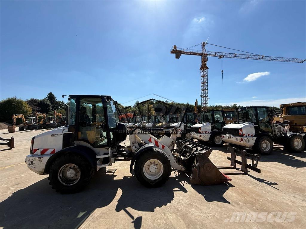 CAT 908M Фронтальные погрузчики