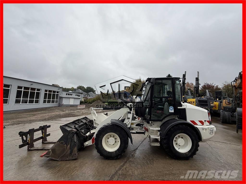 CAT 908M Фронтальные погрузчики