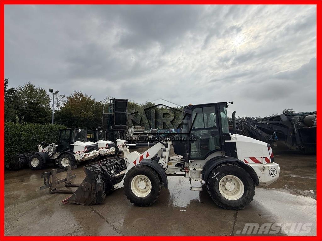 CAT 908M Фронтальные погрузчики