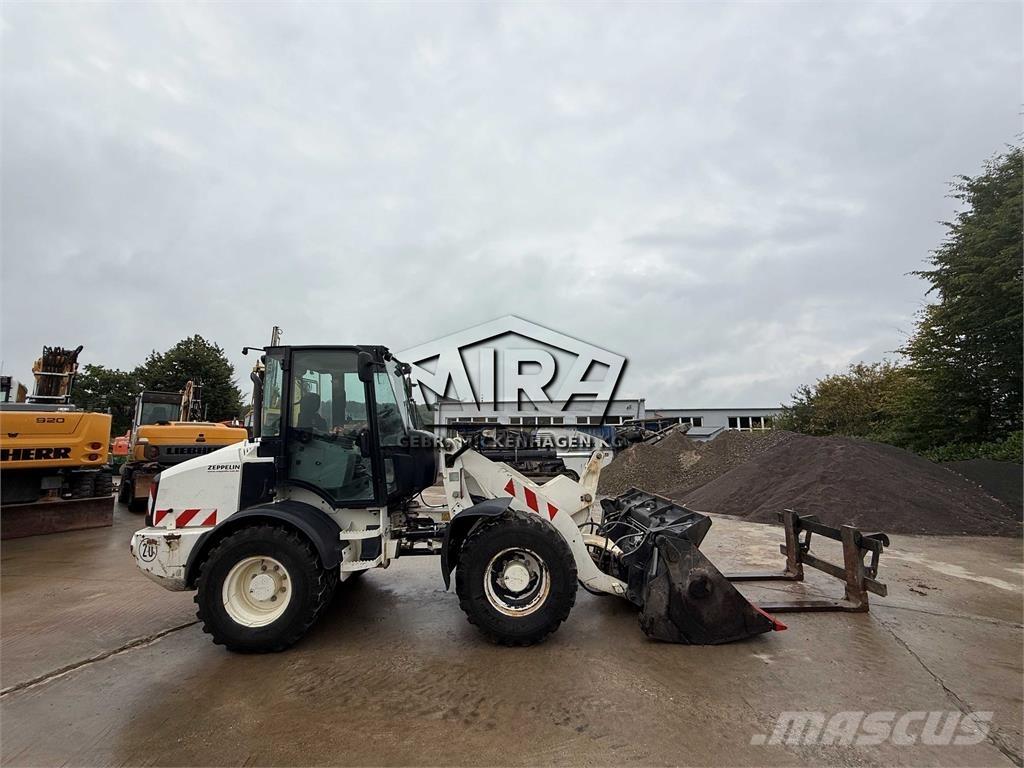 CAT 908M Фронтальные погрузчики