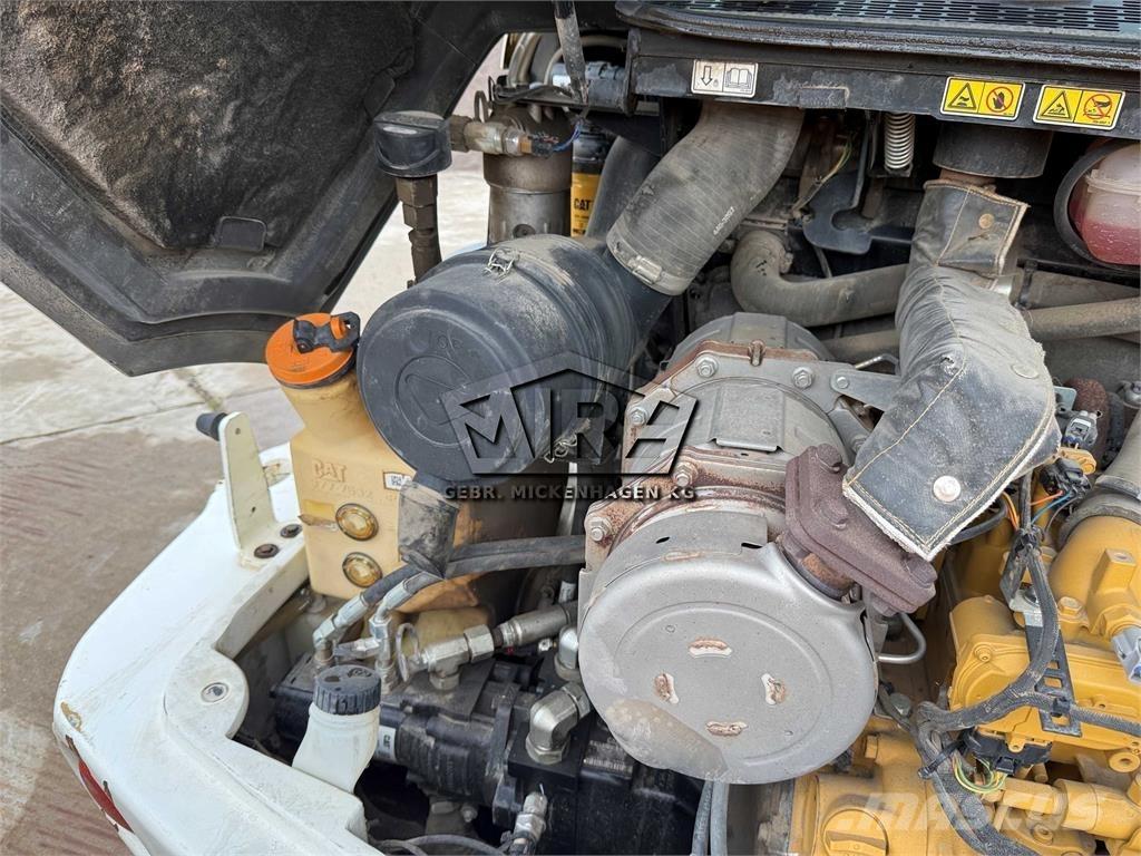 CAT 908M Фронтальные погрузчики
