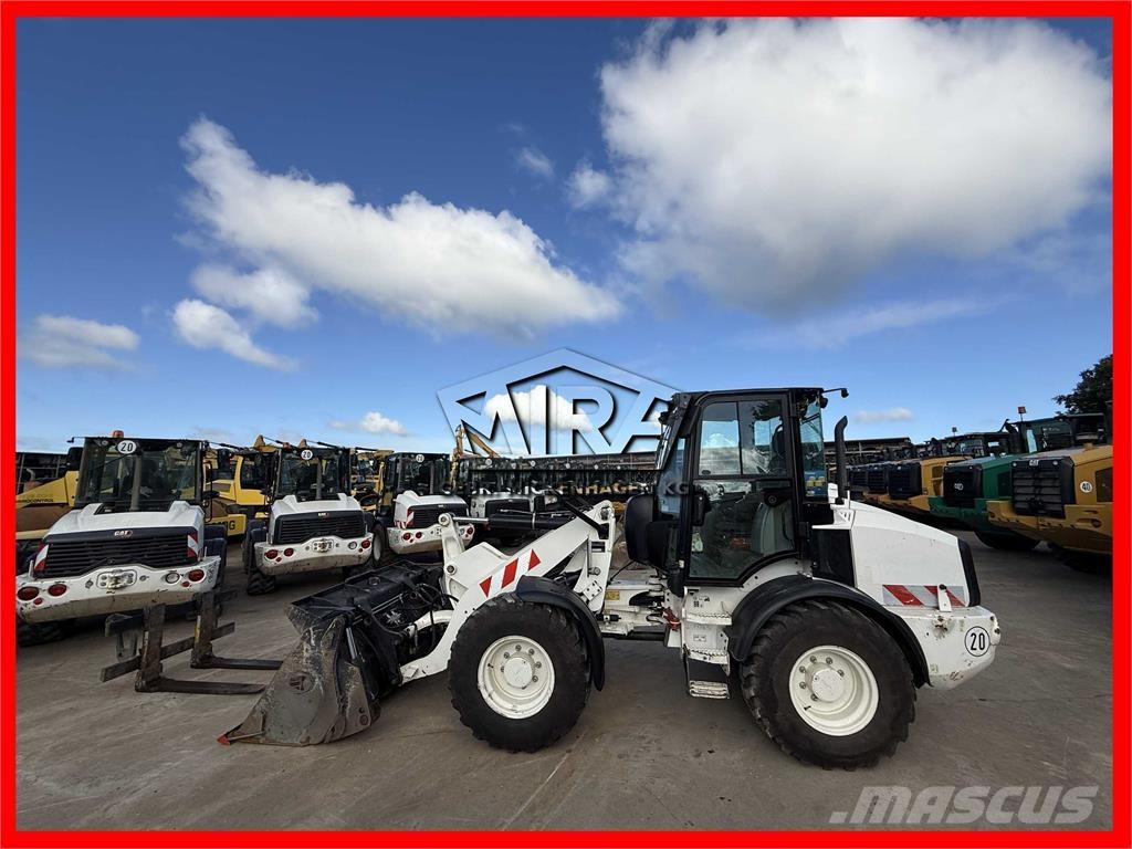 CAT 908M Фронтальные погрузчики