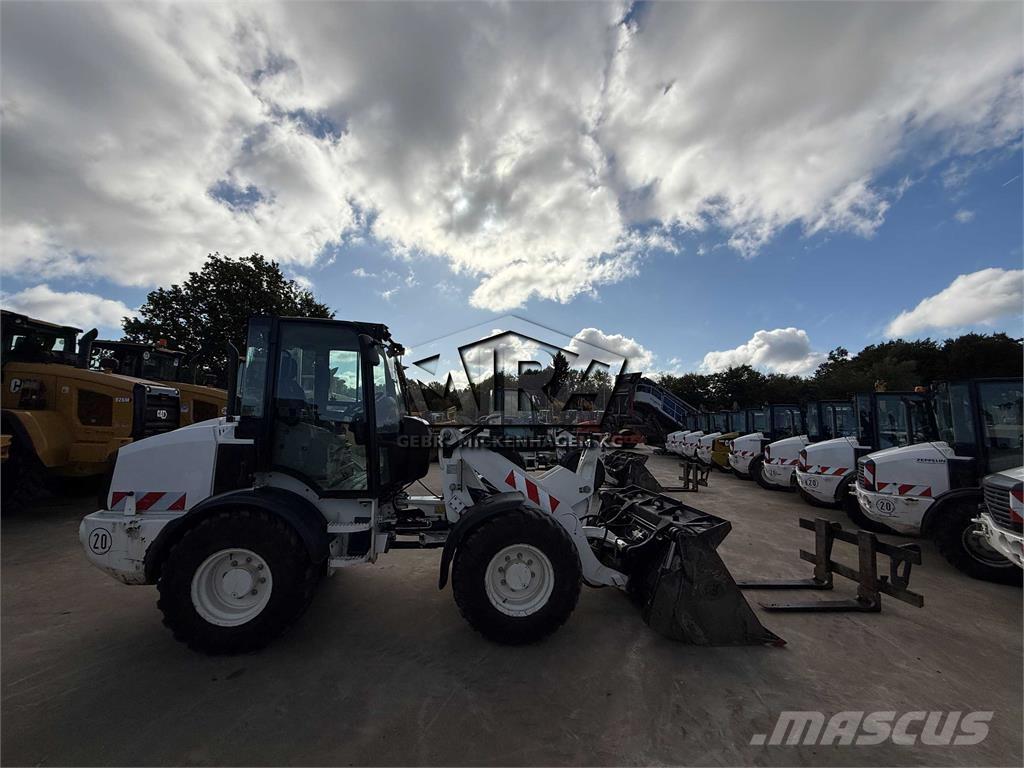 CAT 908M Фронтальные погрузчики