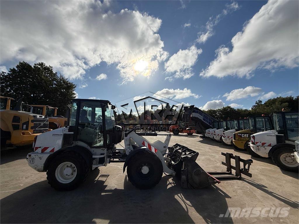CAT 908M Фронтальные погрузчики