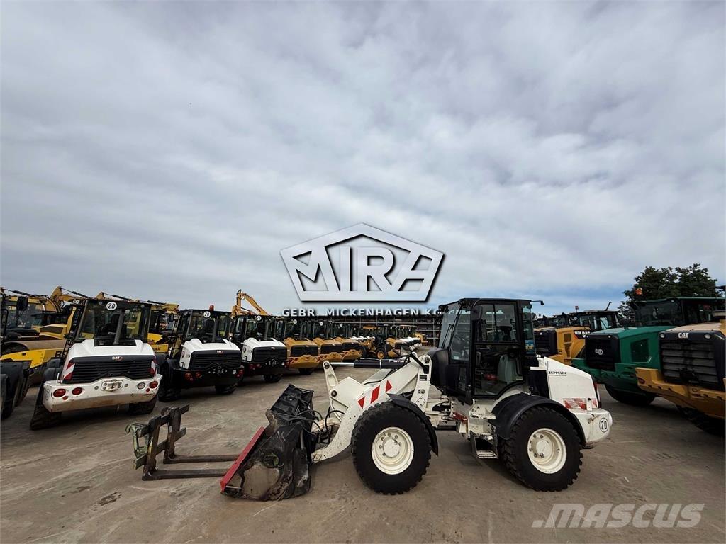 CAT 908M Фронтальные погрузчики