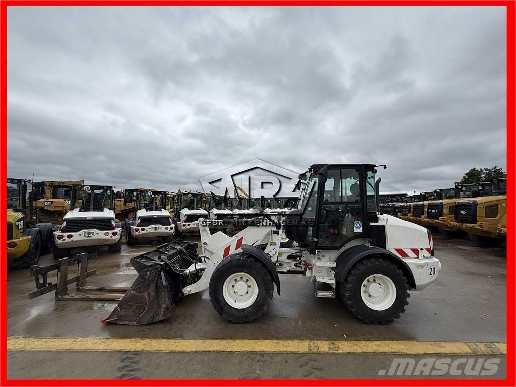 CAT 908M Фронтальные погрузчики