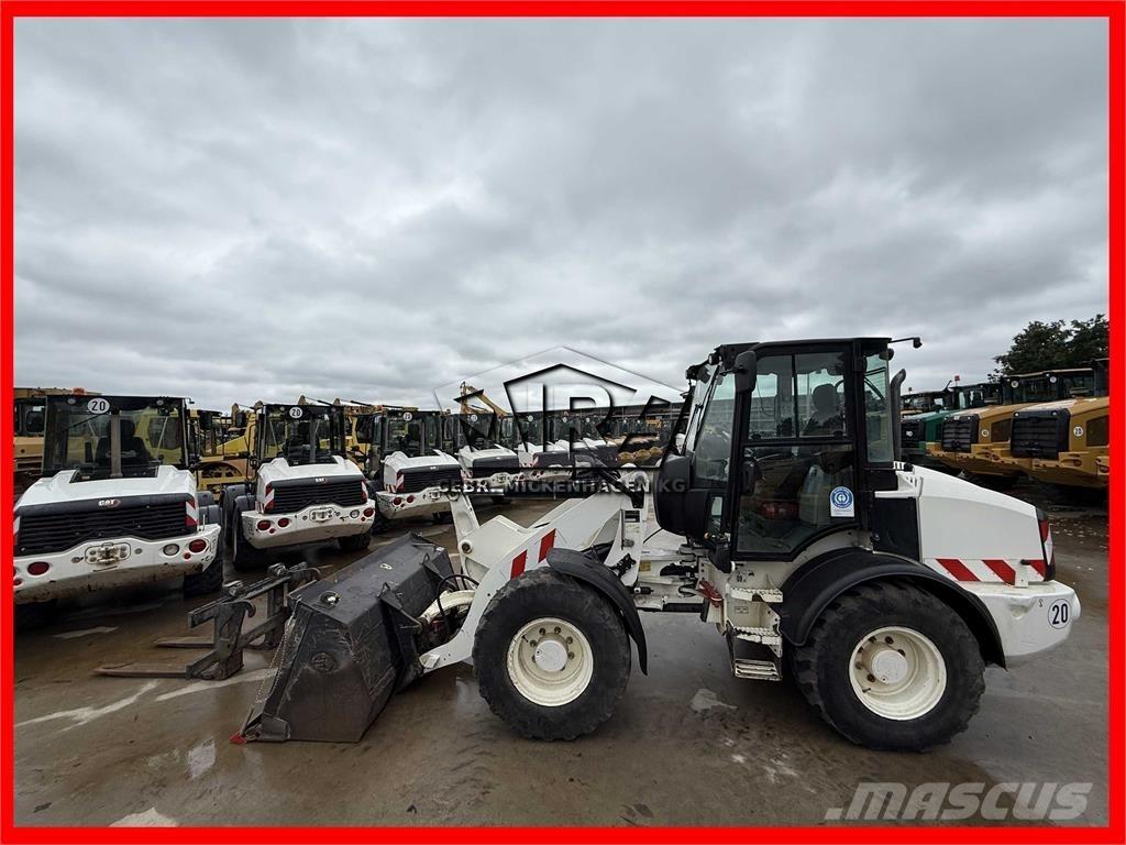 CAT 908M Фронтальные погрузчики