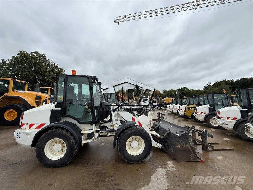 CAT 908M Фронтальные погрузчики
