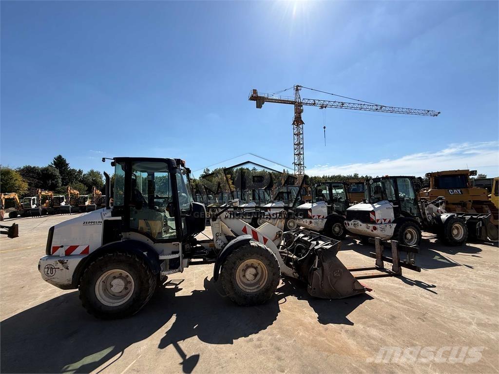 CAT 908M Фронтальные погрузчики