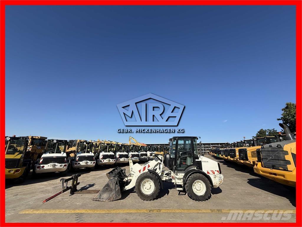 CAT 908M Фронтальные погрузчики