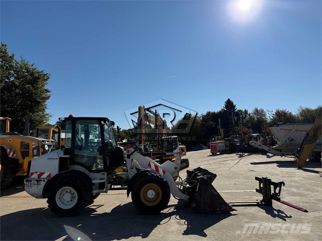 CAT 908M Фронтальные погрузчики