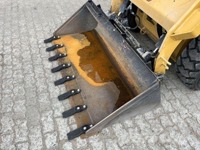 CAT 242D3 Строительная техника - Другие